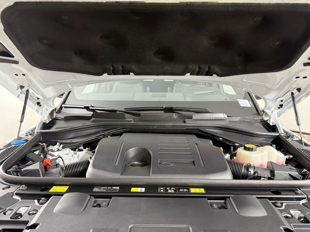 New 2026 Fuji White Land Rover SE image 32