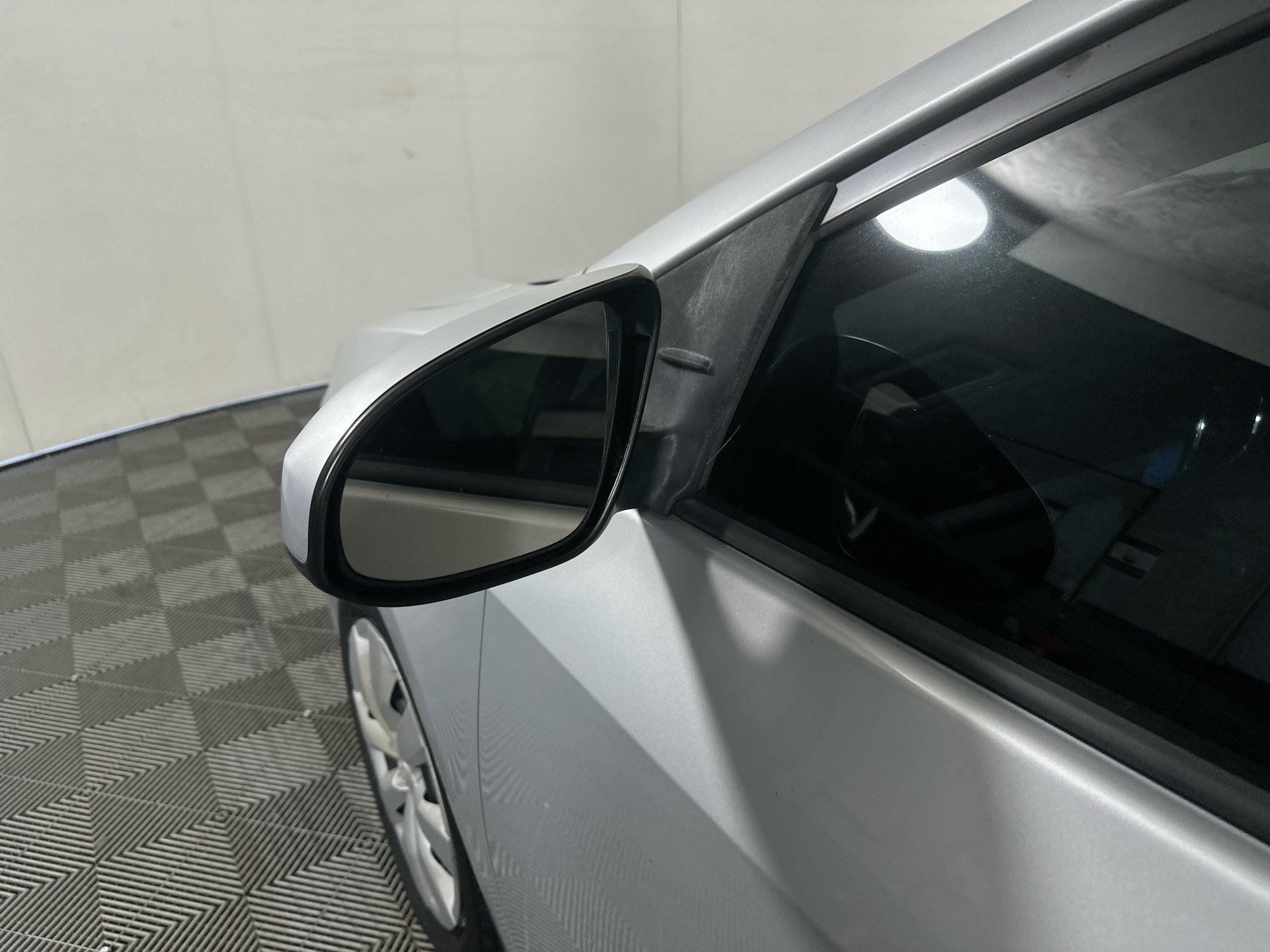 Used 2015 Classic Silver Metallic Toyota LE image 10