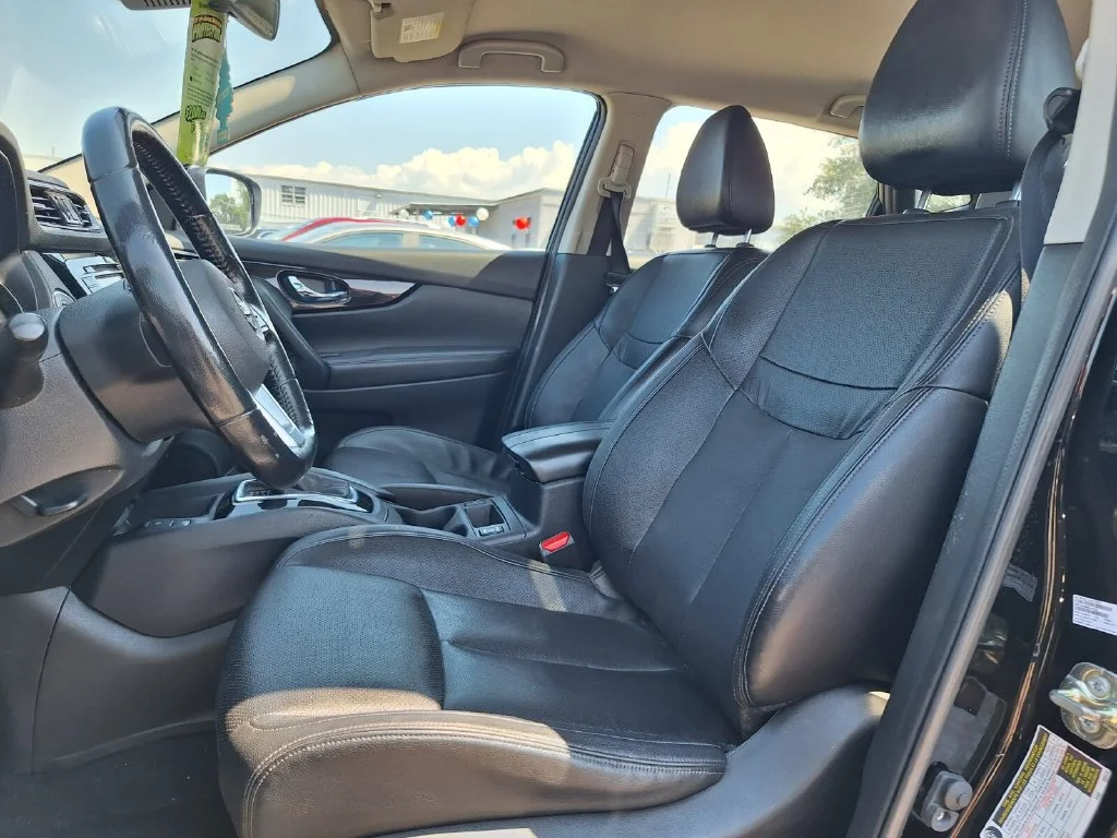 Used 2022 Black Nissan SL image 21