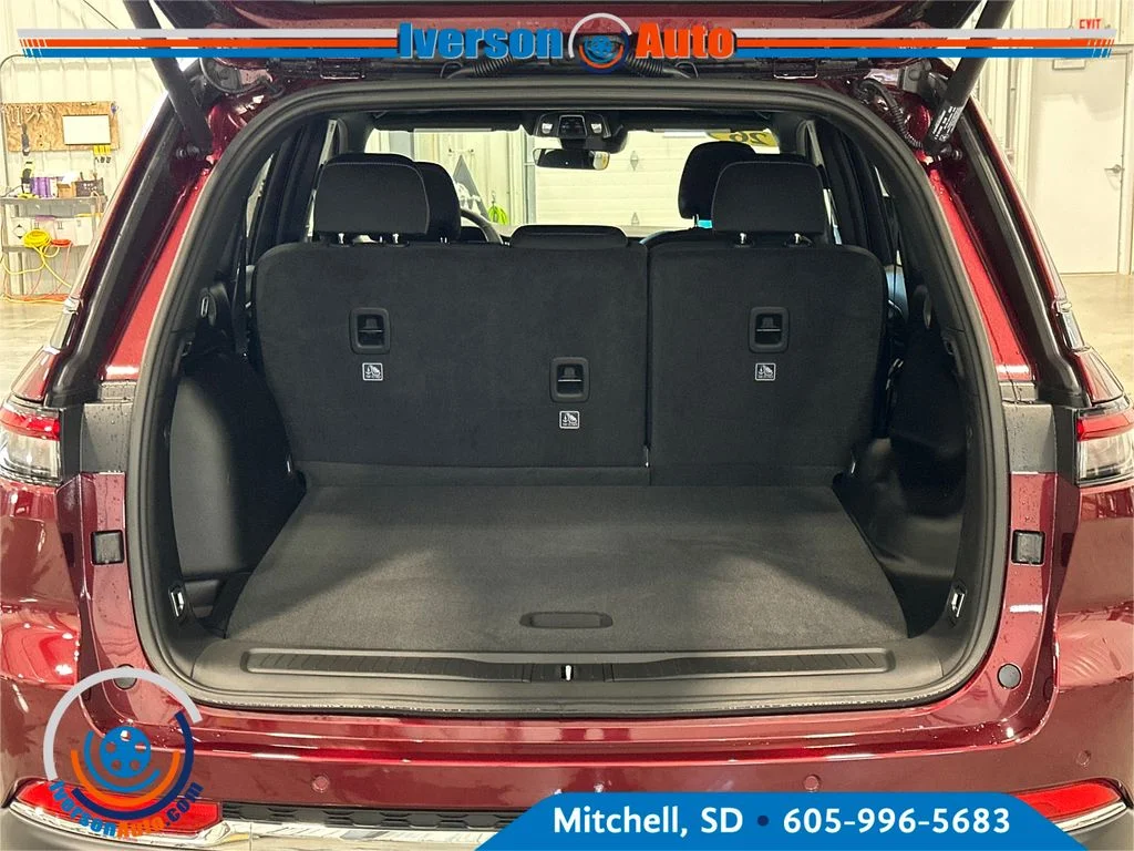 New 2026 Velvet Red Pearl-Coat Exterior Paint Jeep Laredo X image 7