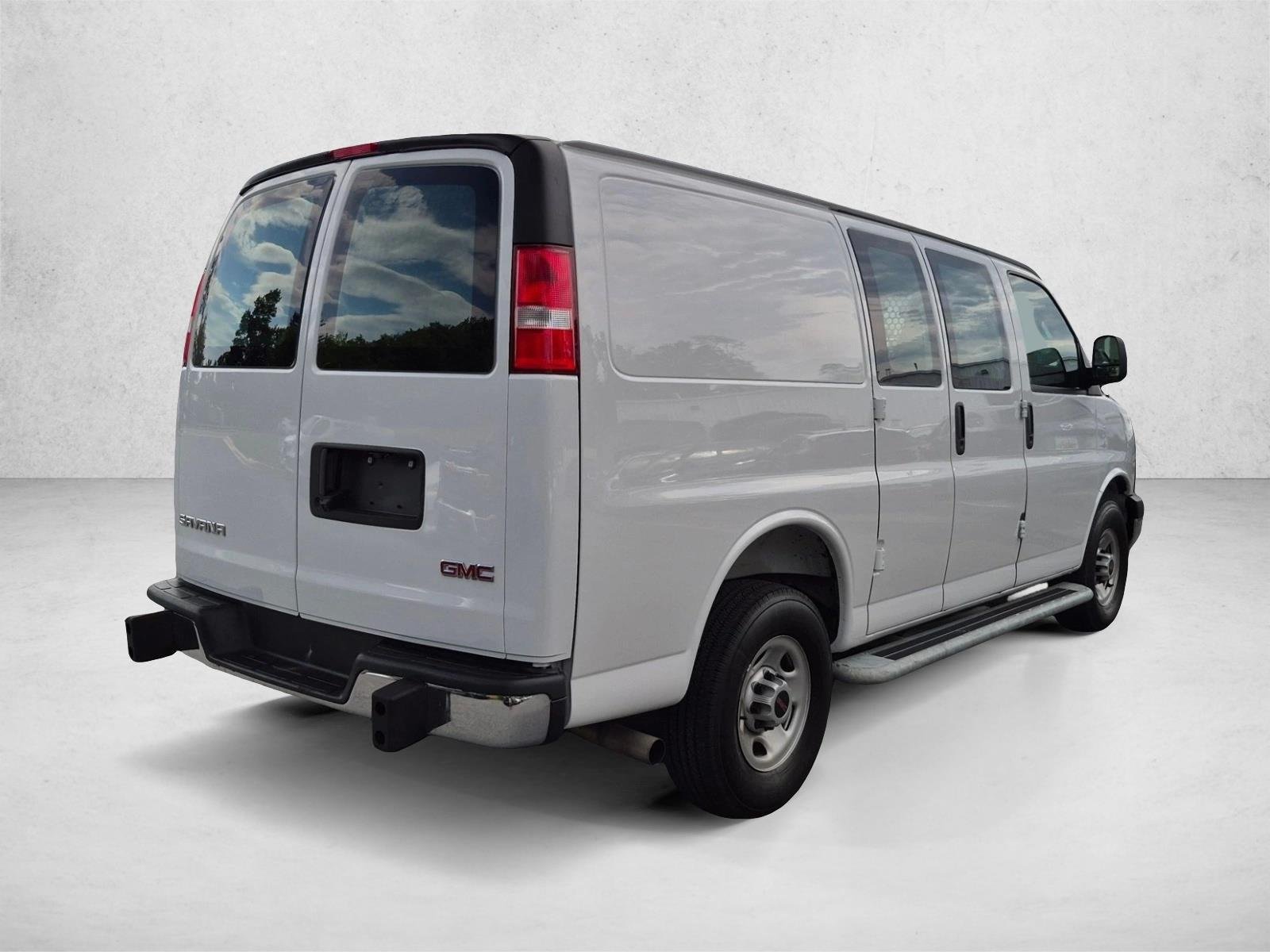 Used 2025 Summit White GMC  image 6