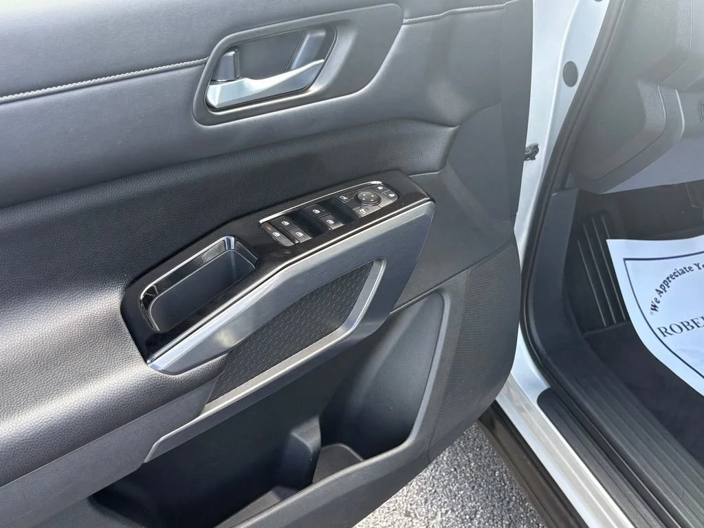 Used 2022 Brilliant Silver Met Nissan SL image 10
