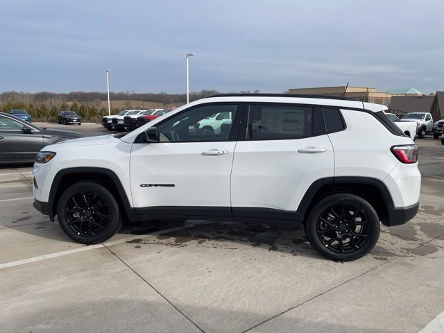 New 2026 Bright White Clearcoat Jeep Latitude Altitude image 2