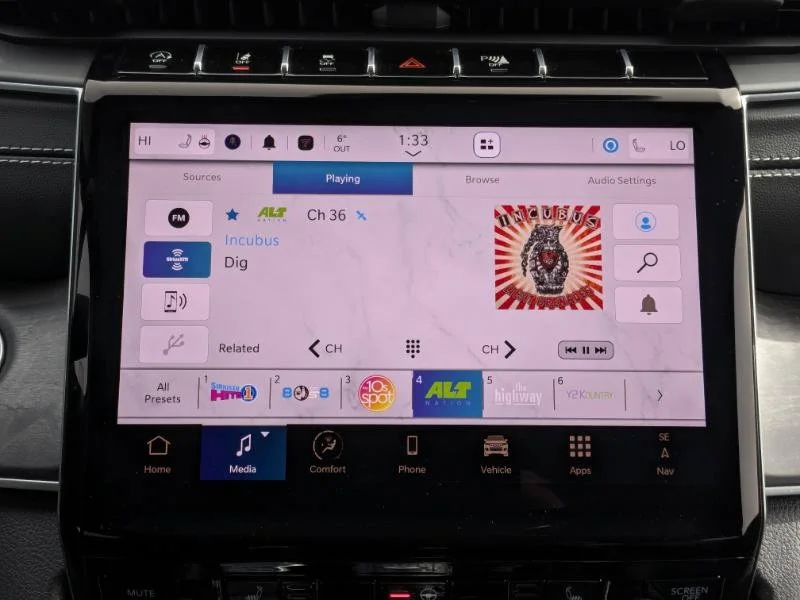 New 2025 White Jeep Limited - - 4x4 - Second row heated seats - Dual Pano Sunroof - Int FAM CAM & More! image 18