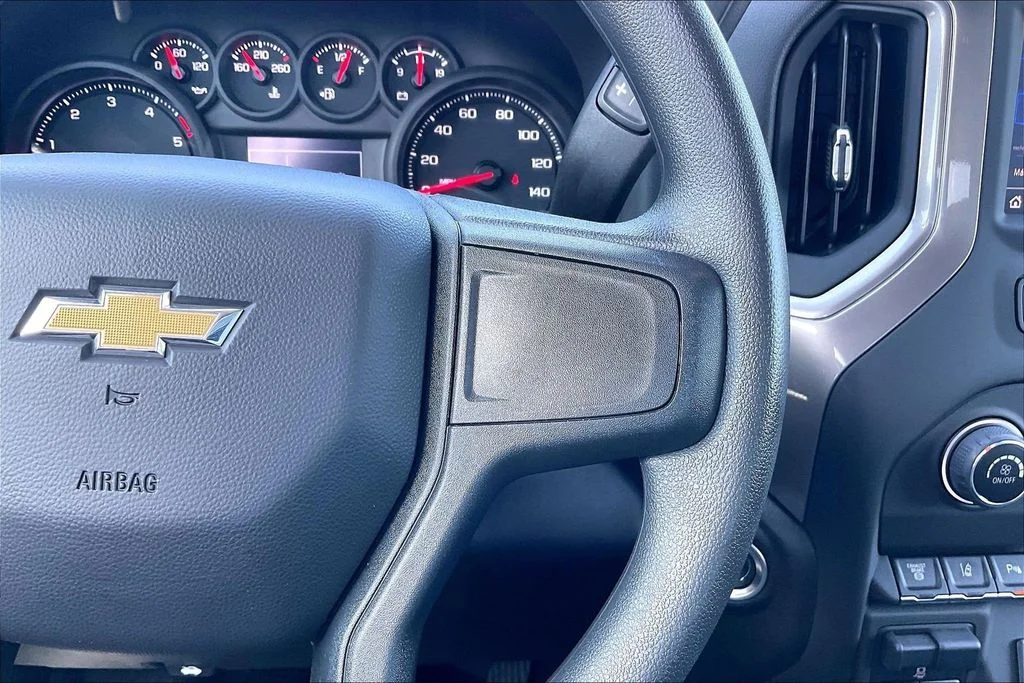 Used 2025 White Chevrolet Custom image 11