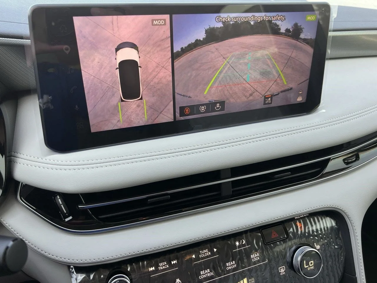New 2027 RADIANT WHITE INFINITI Luxe FWD image 16