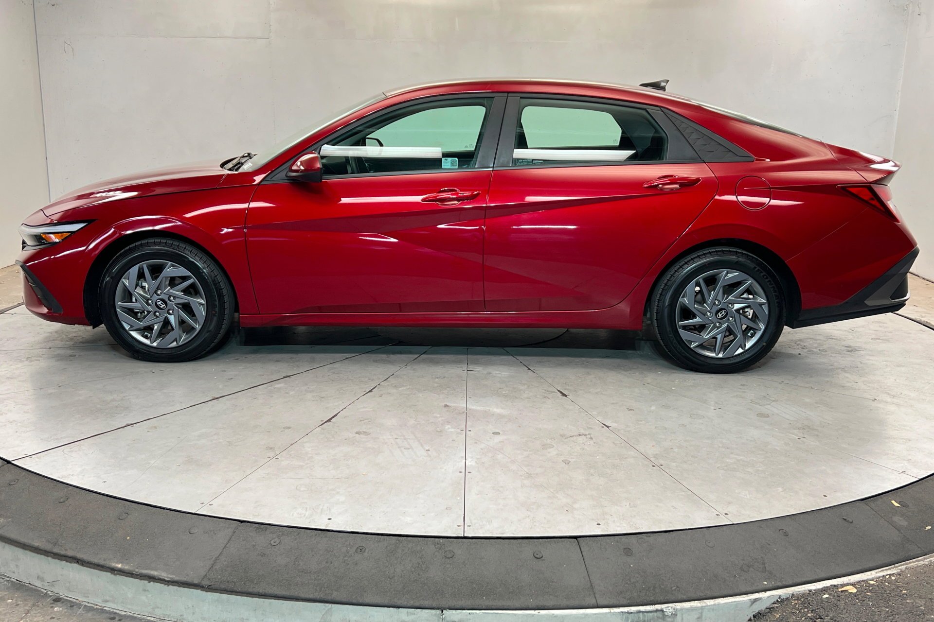 Used 2024 Ultimate Red Hyundai SEL image 2