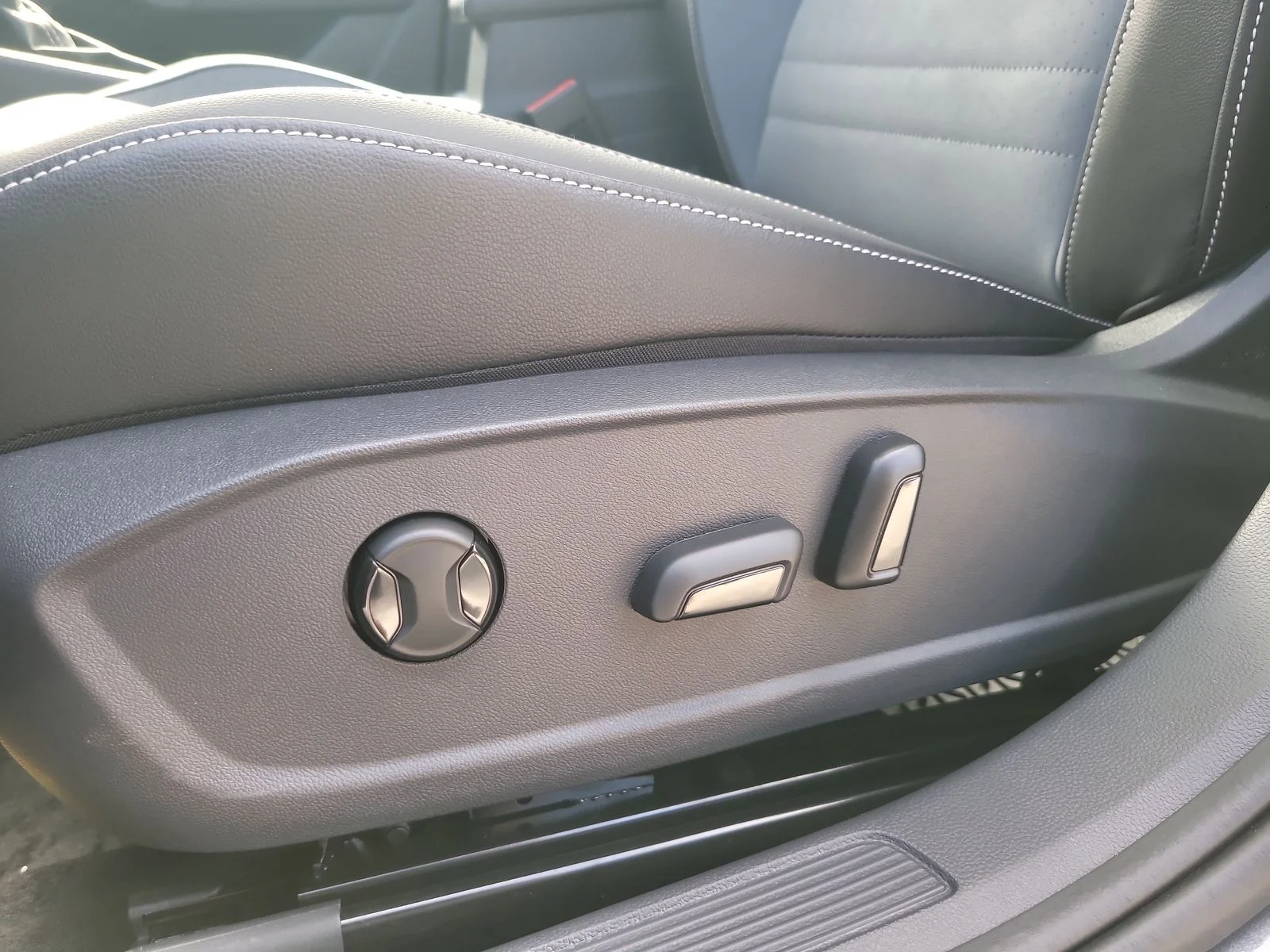 New 2026 Platinum Gray Metallic Volkswagen 1.5T SE image 18
