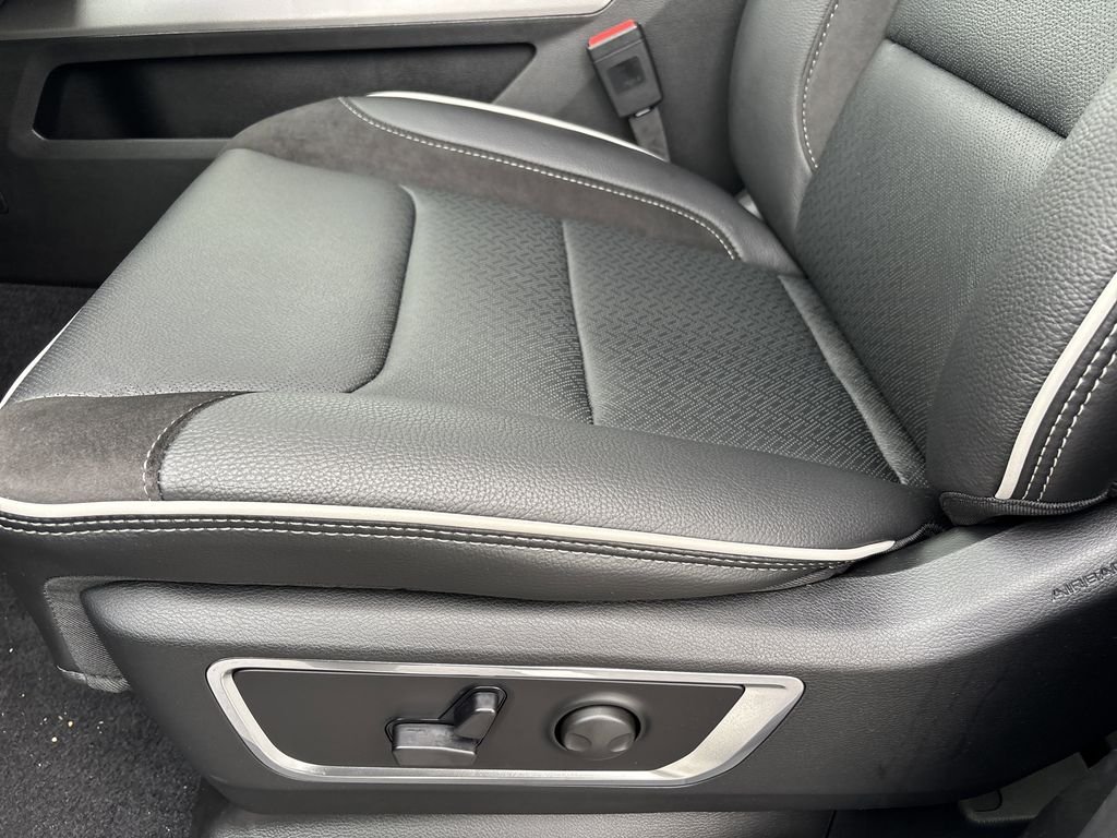 New 2026 Diamond Black Crystal Pearl-Coat Exterior Paint RAM Laramie image 7