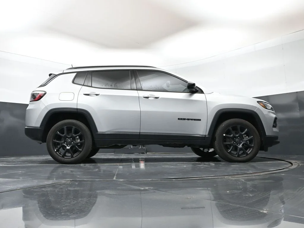 New 2026 Silver Zynith Metallic Clear-Coat Exterior Paint Jeep Latitude image 41