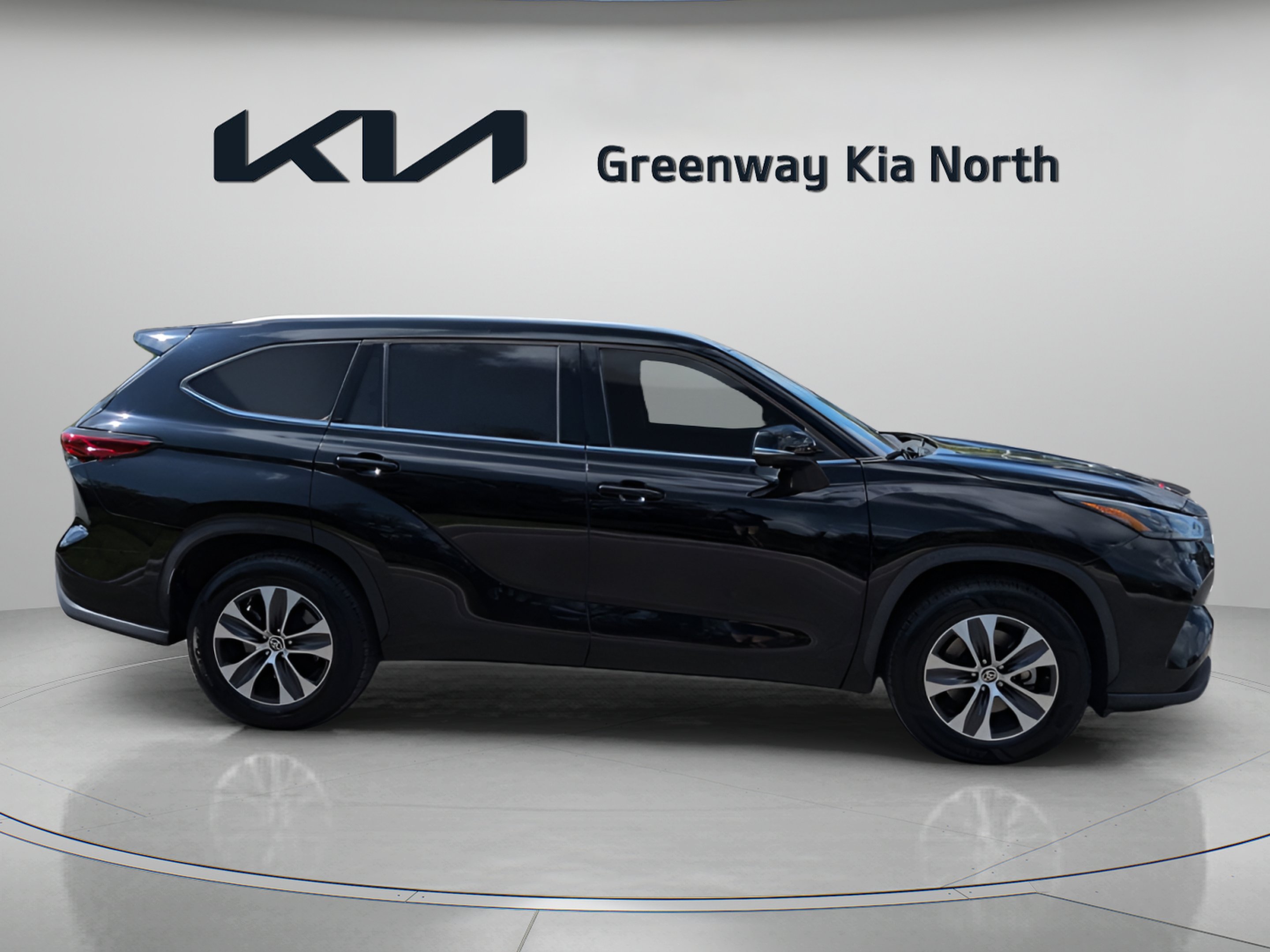 Used 2022 Midnight Black Metallic Toyota XLE image 9