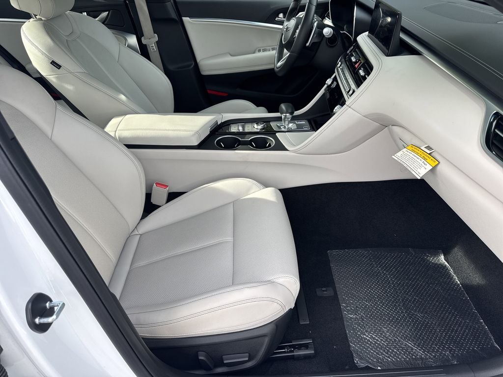 Used 2025 White Genesis 2.5T image 13