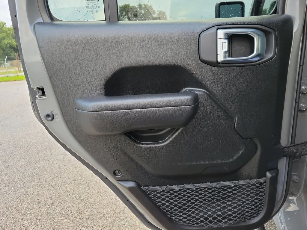 Used 2022 Gray Jeep Rubicon image 8