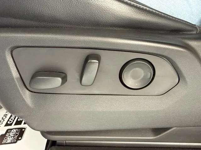 Used 2023 White Chevrolet Z71 image 19