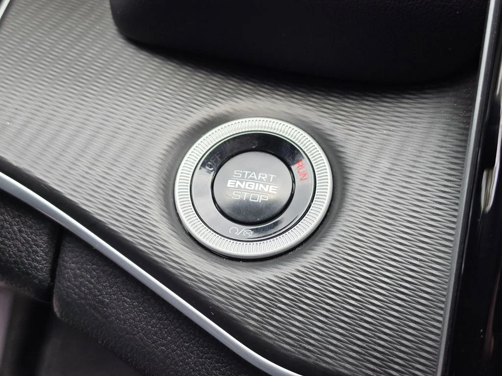 Used 2025 Diamond Black Jeep Altitude X image 31