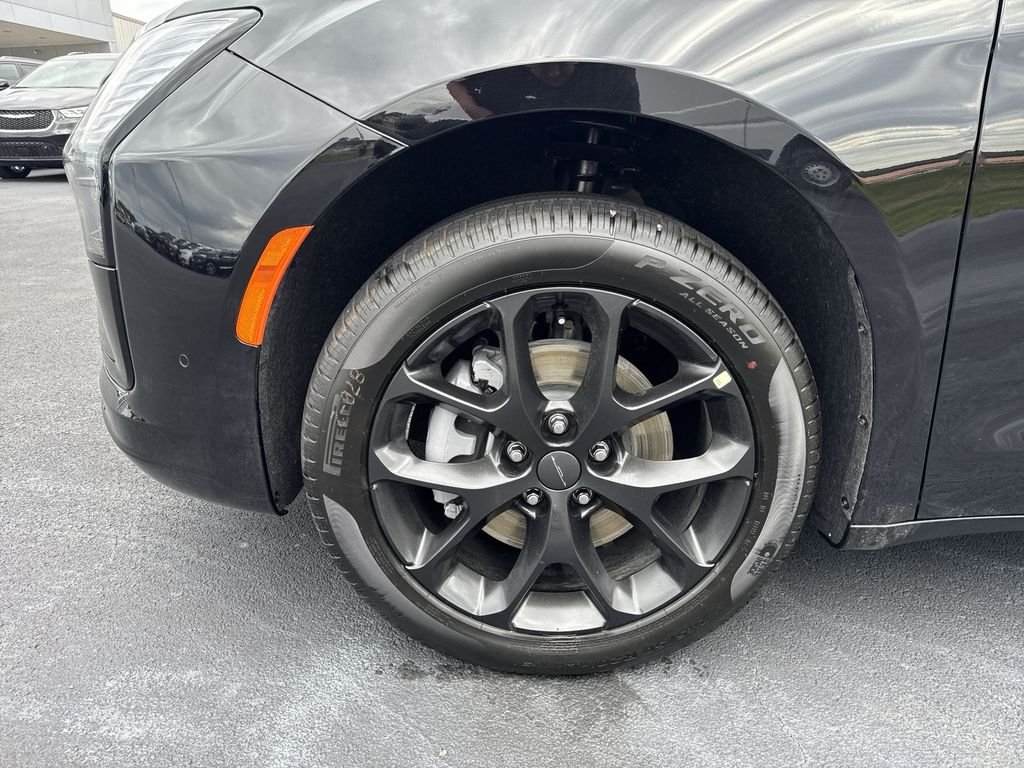 2027 Chrysler Pacifica Limited - Photo 10