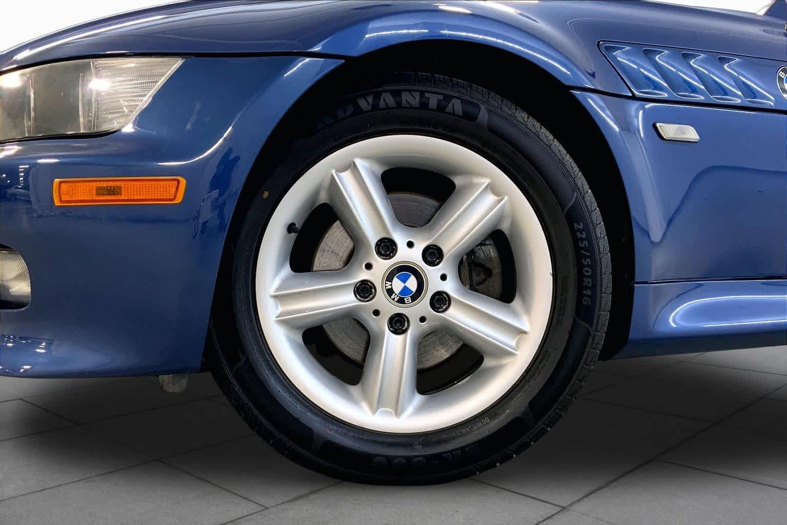Used 2002 Topaz Blue Metallic BMW 2.5i image 10