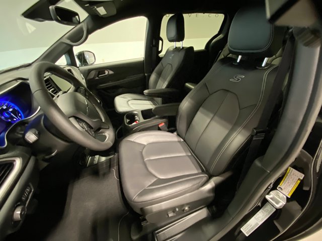 2026 Chrysler Pacifica Select - Photo 13