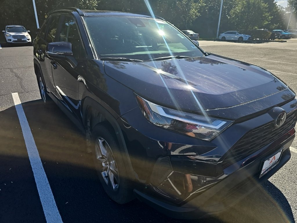 Used 2025  Toyota XLE image 3