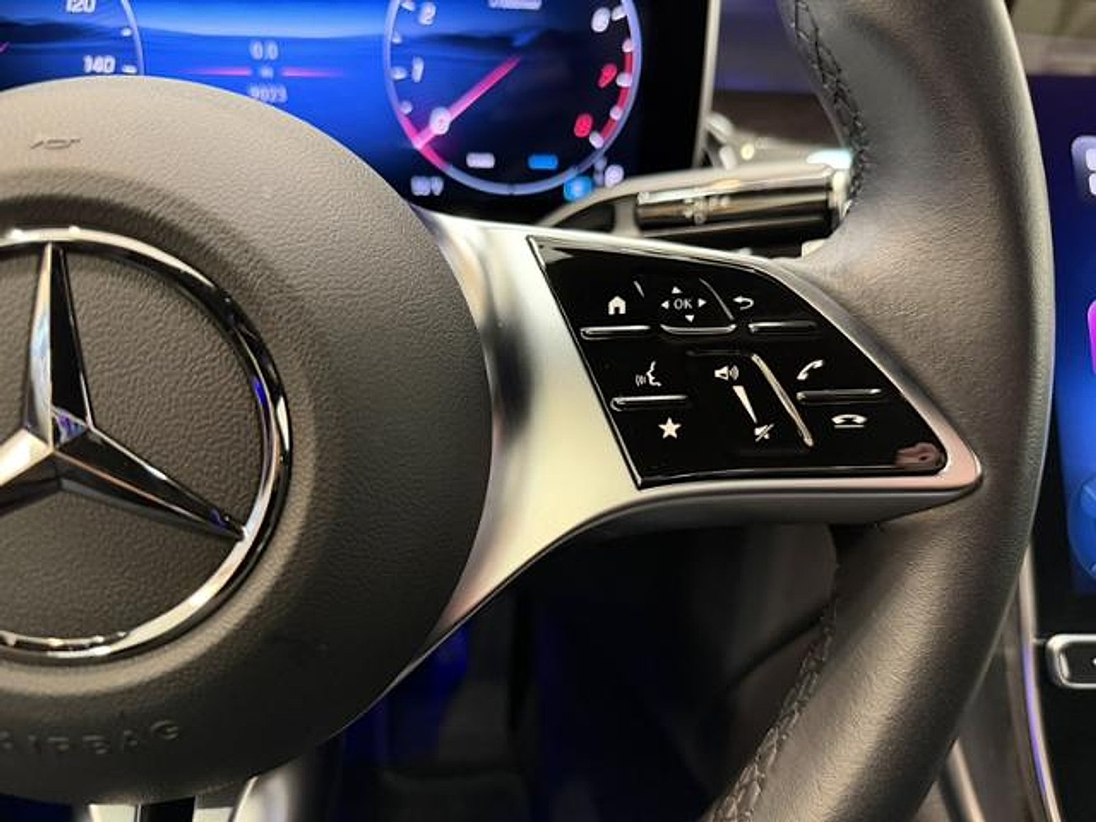 Certified Used 2025 Polar White Mercedes-Benz SUV image 18
