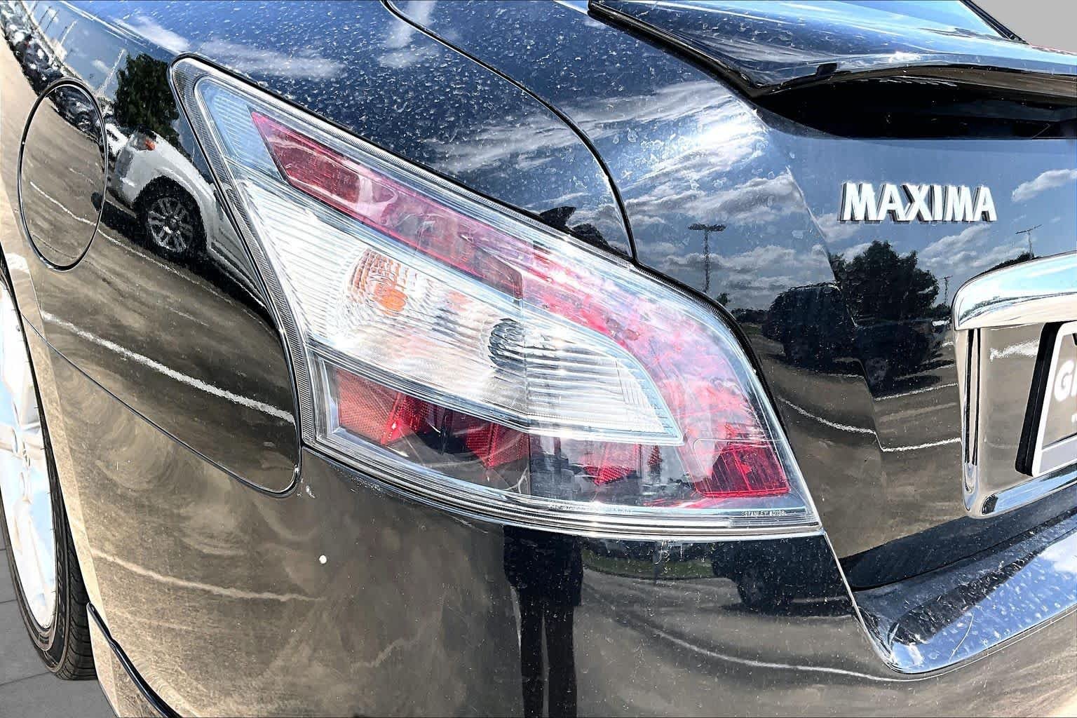 Used 2014 Super Black Nissan 3.5 SV image 26
