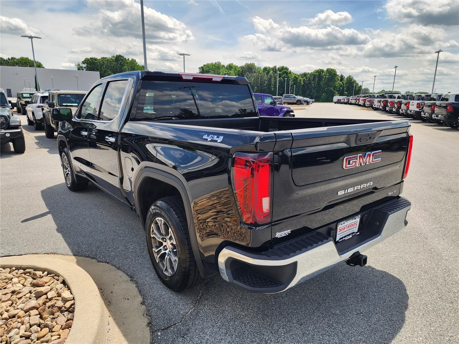 Used 2025 Onyx Black GMC SLT image 4