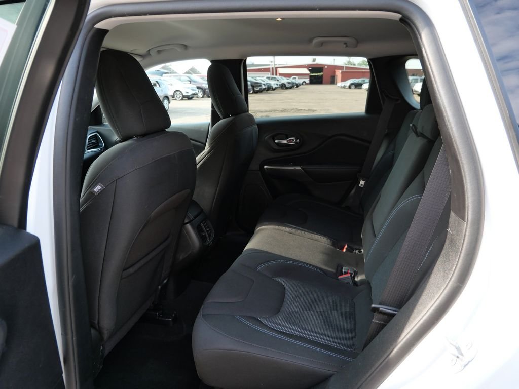 Certified Used 2020 White Jeep Latitude image 13