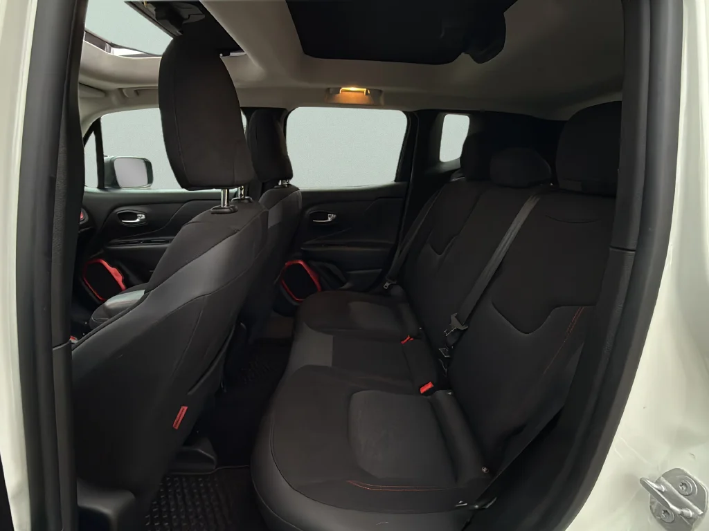 Used 2016 Alpine White Jeep Trailhawk image 27