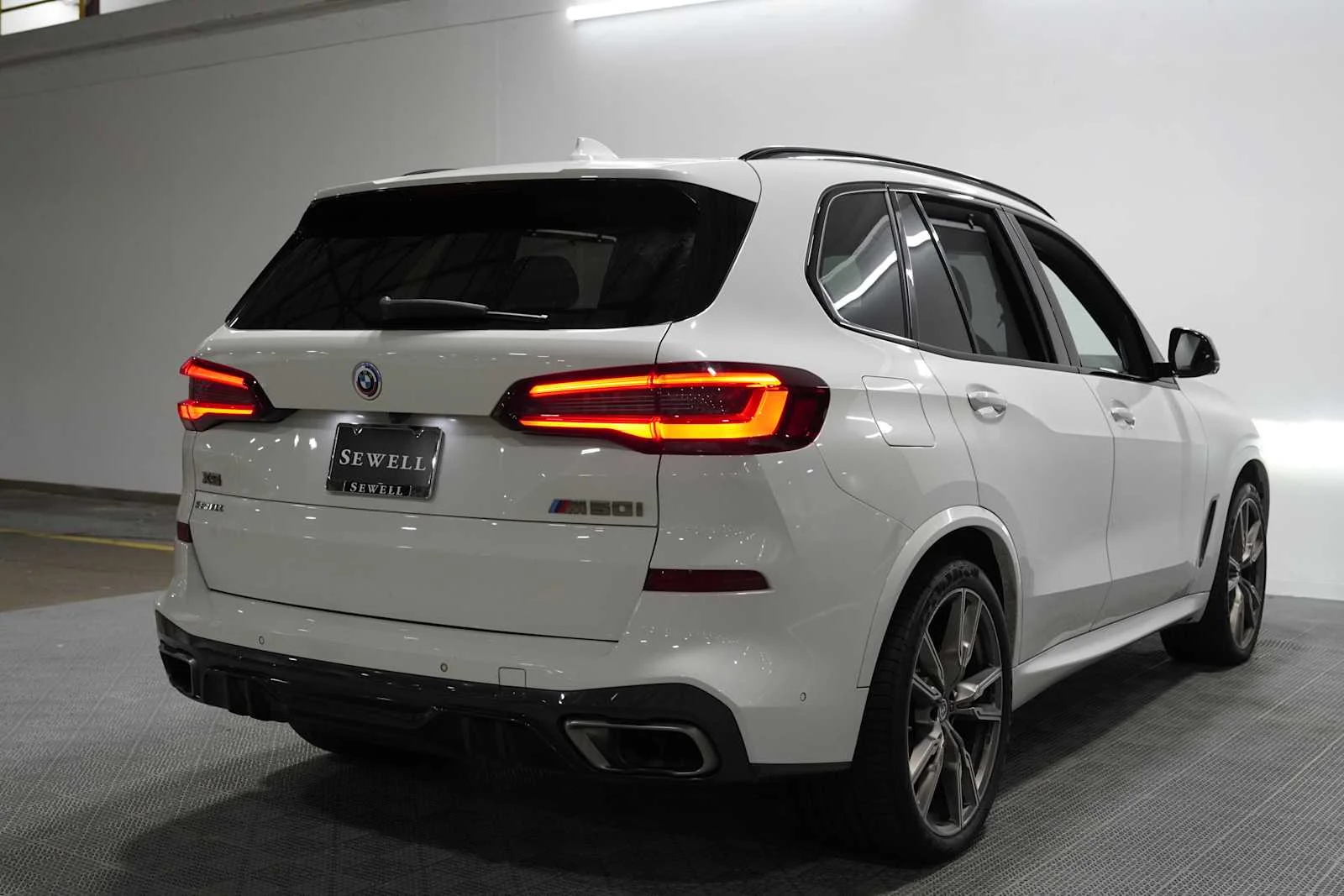 Certified Used 2023 Alpine White BMW M50i image 4