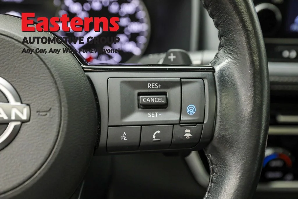 Used 2022 White Nissan SL image 16