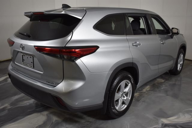 2022 Toyota Highlander LE - Photo 10