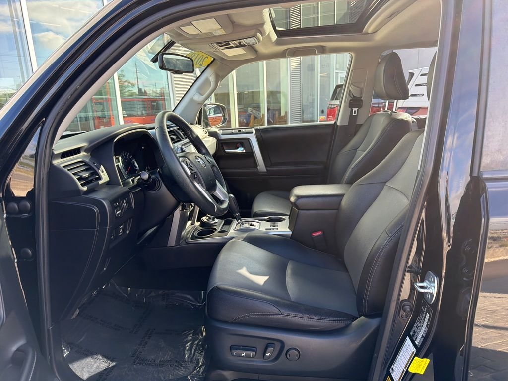 Used 2018 Midnight Black Metallic Toyota SR5 Premium image 9