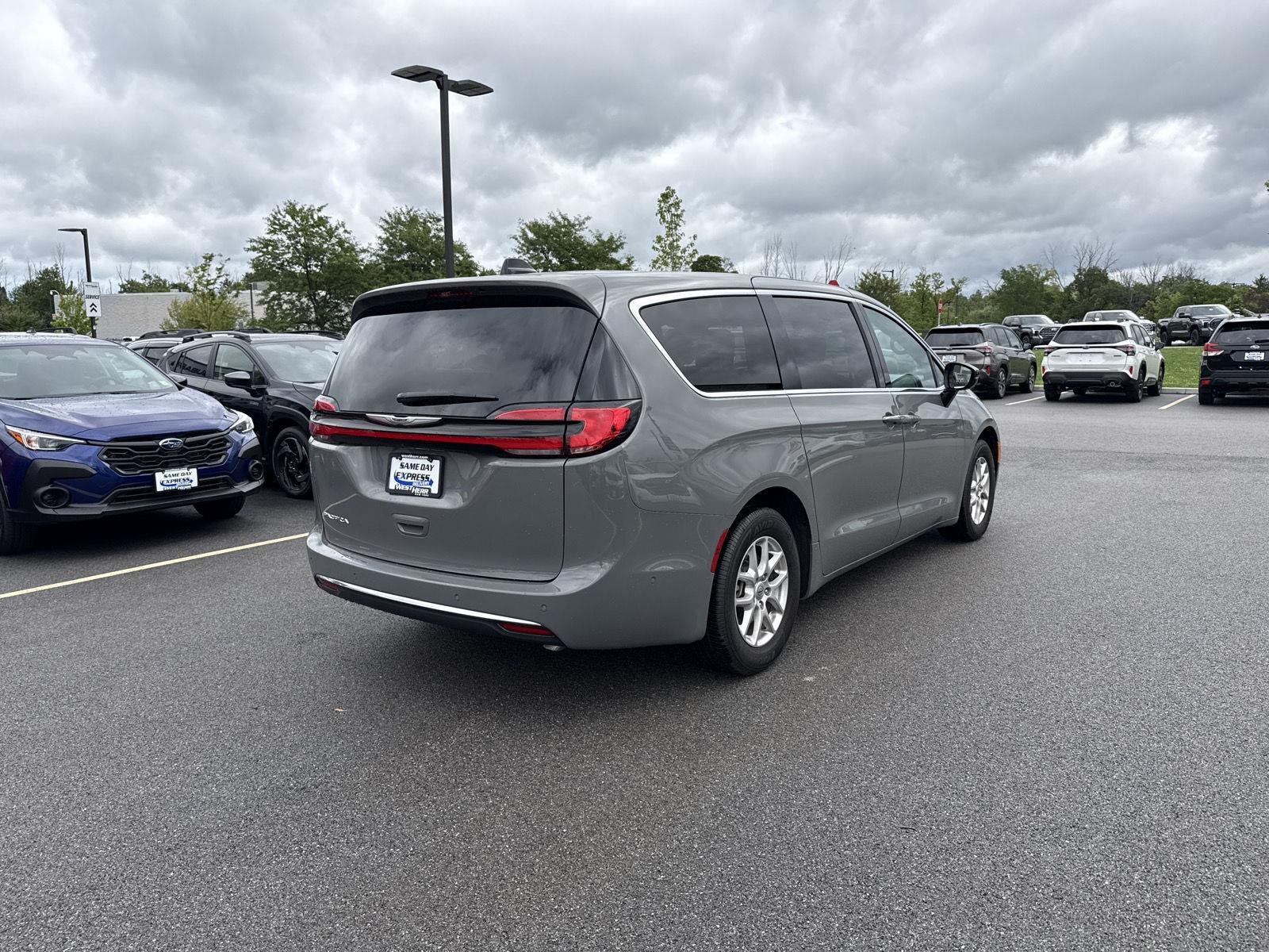 Used 2025 Ceramic Gray Clearcoat Chrysler Select image 4