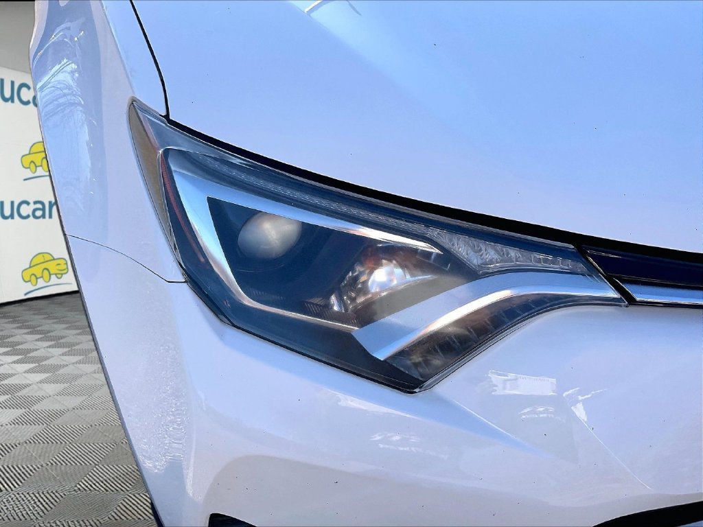 Used 2018 White Toyota LE image 30