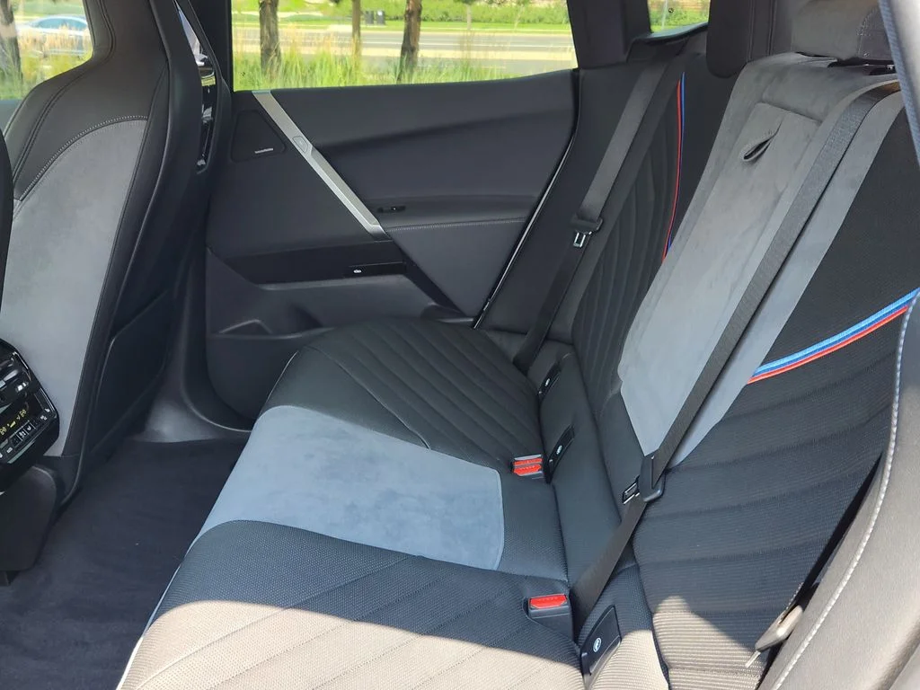 Used 2026 White Metallic BMW xDrive60 image 10