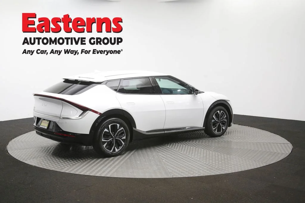Used 2024 White Kia Wind image 44