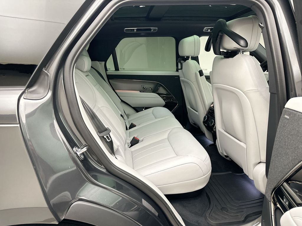 New 2027  Land Rover SE image 7