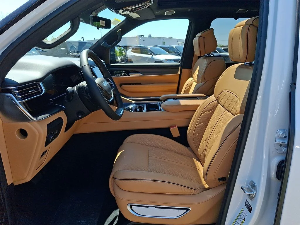 New 2026 Bright White Clear-Coat Exterior Paint Jeep Summit Reserve image 8