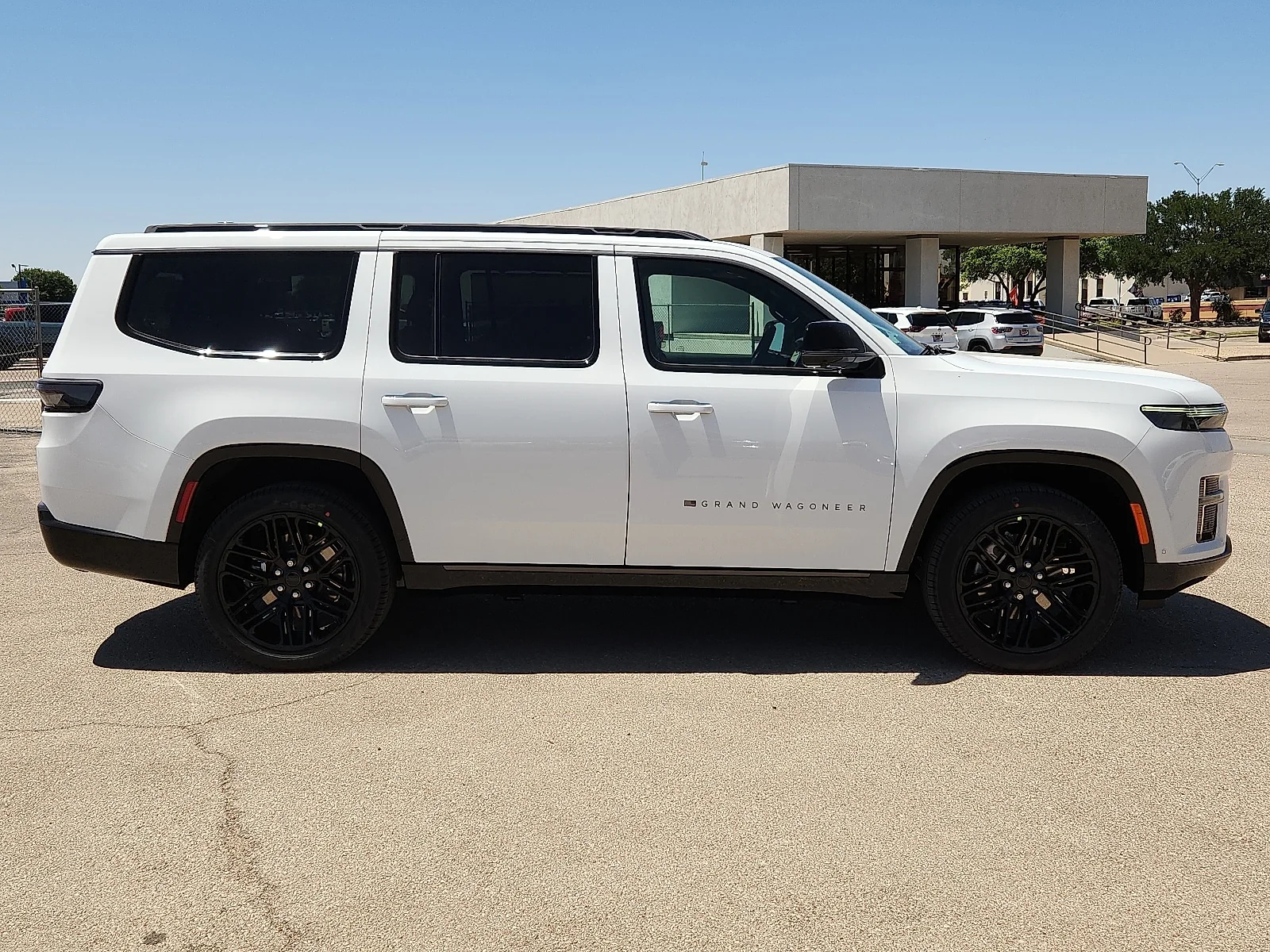 New 2026 Bright White Clear-Coat  Paint Jeep LIMITED RESERVE 4X4 image 5