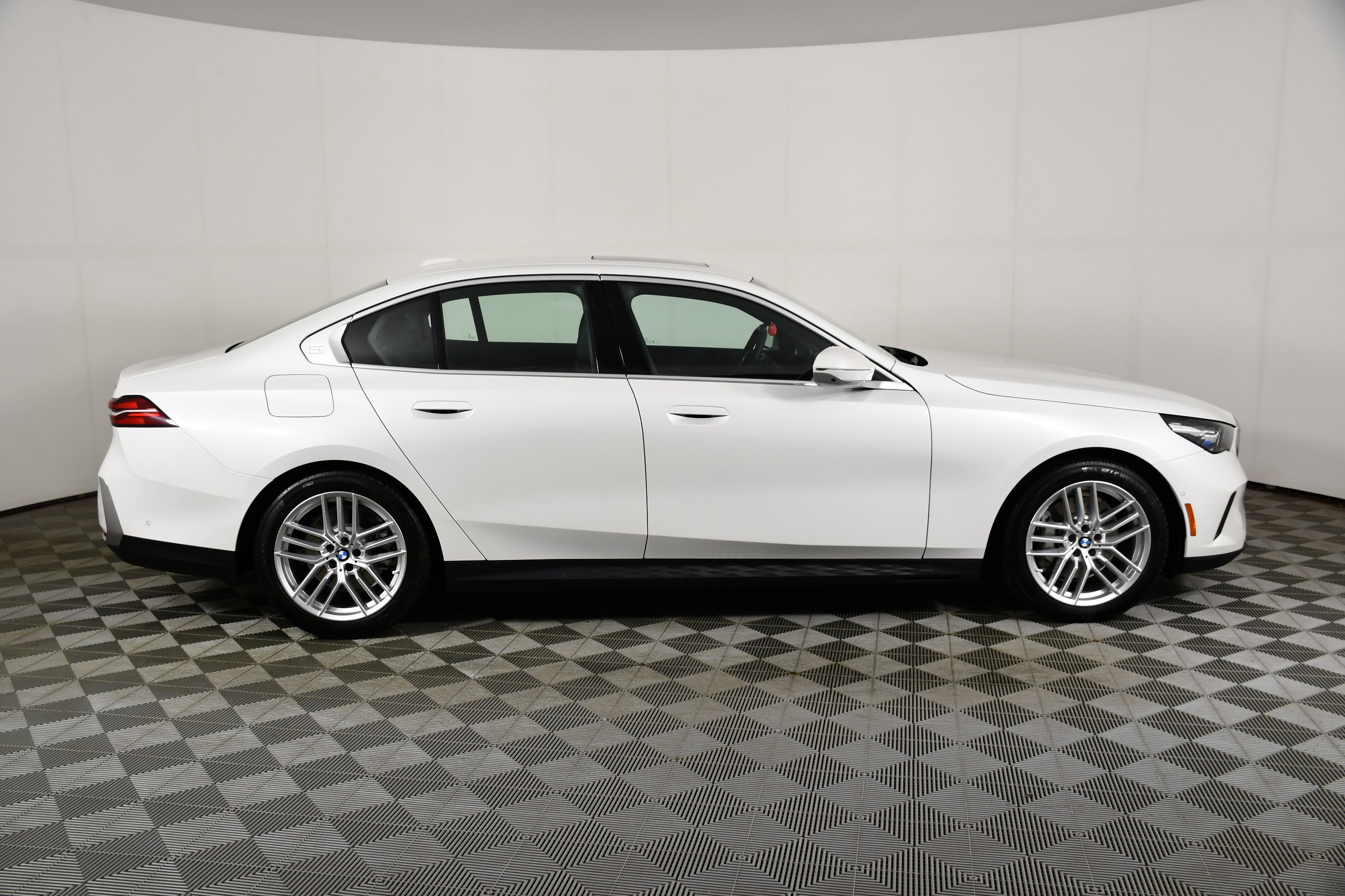 2025 BMW 5 Series 530i - Photo 5