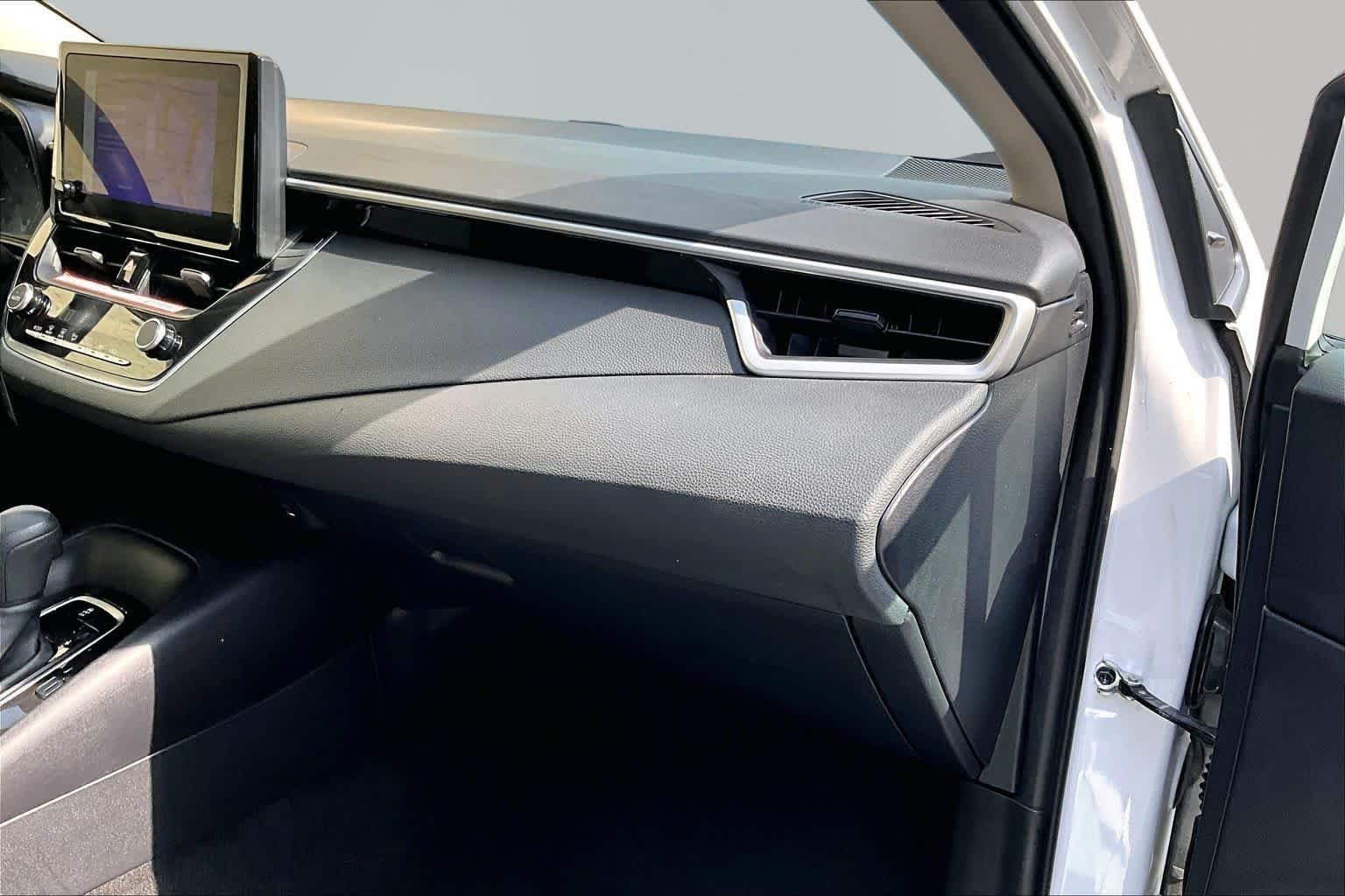 Used 2025 Ice Cap Toyota LE image 18