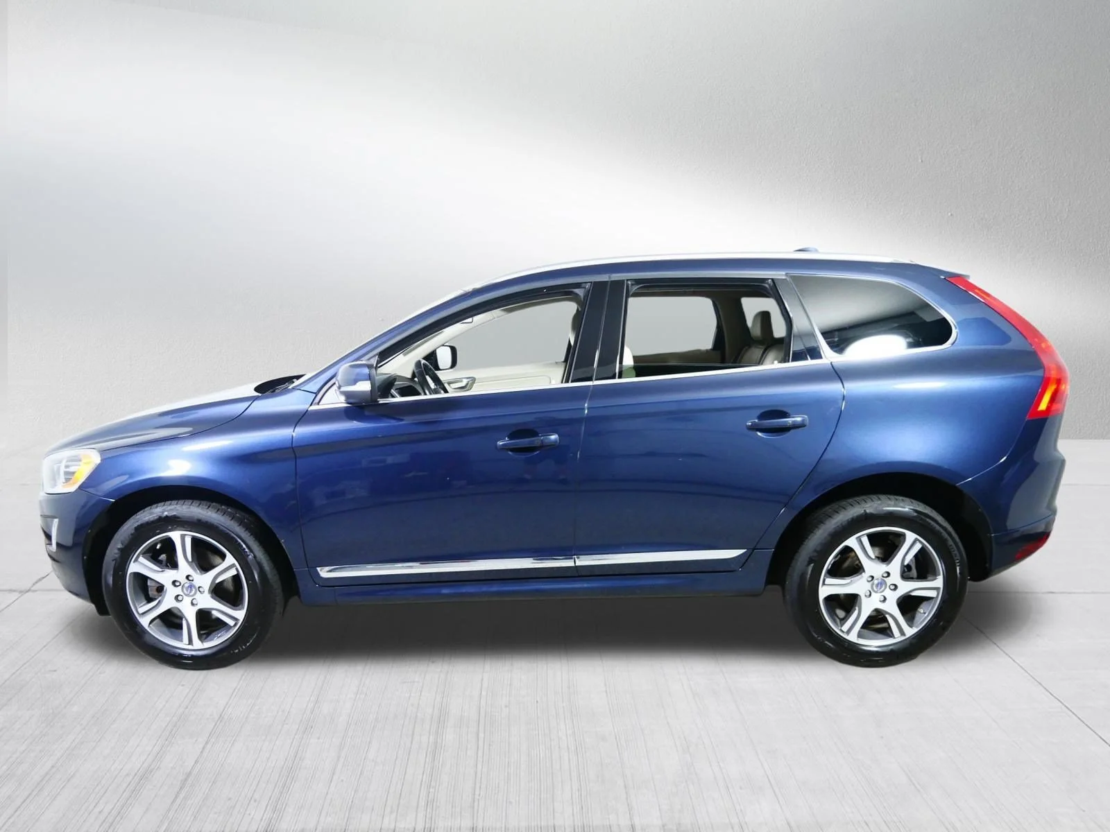 Used 2015 Caspian Blue Metallic Volvo T6 image 4