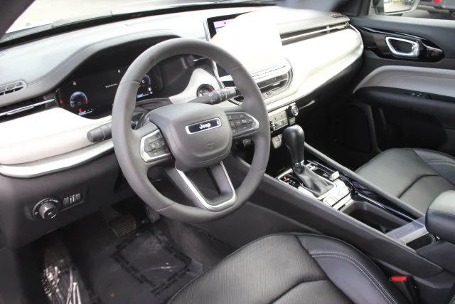Used 2025 Silver Jeep Limited image 3