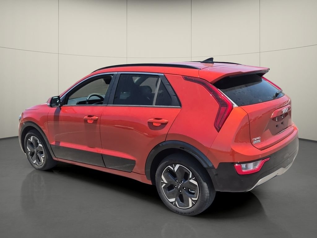 Used 2023 Red Kia Wind image 5