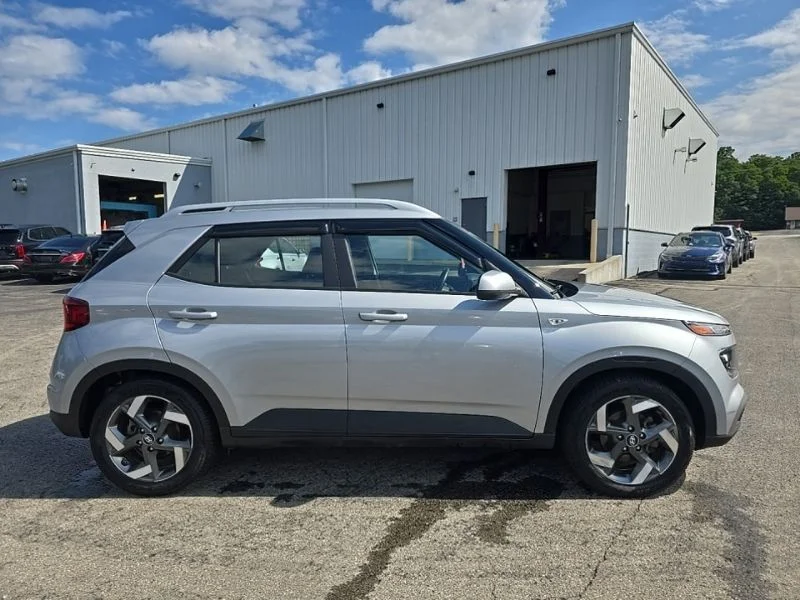 Used 2022 Silver Hyundai SEL image 9