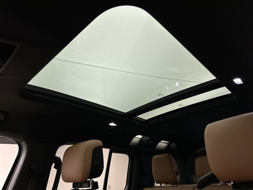 New 2026 Woolstone Green Land Rover X-Dynamic SE image 11