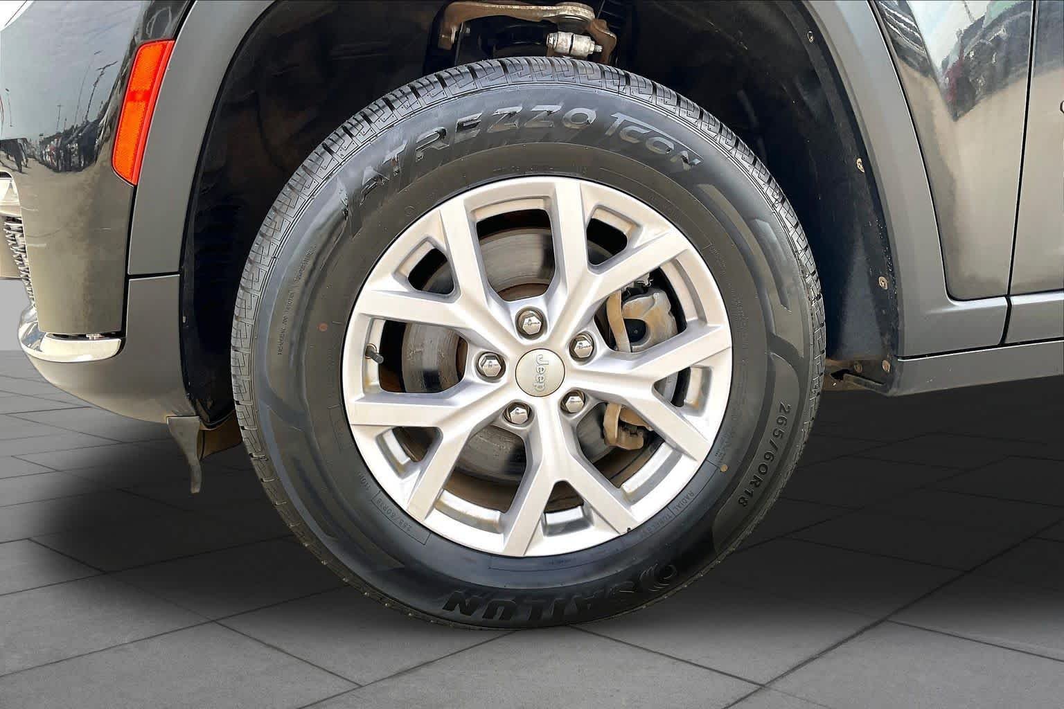 Used 2022 Diamond Black Crystal Pearlcoat Jeep Limited image 11