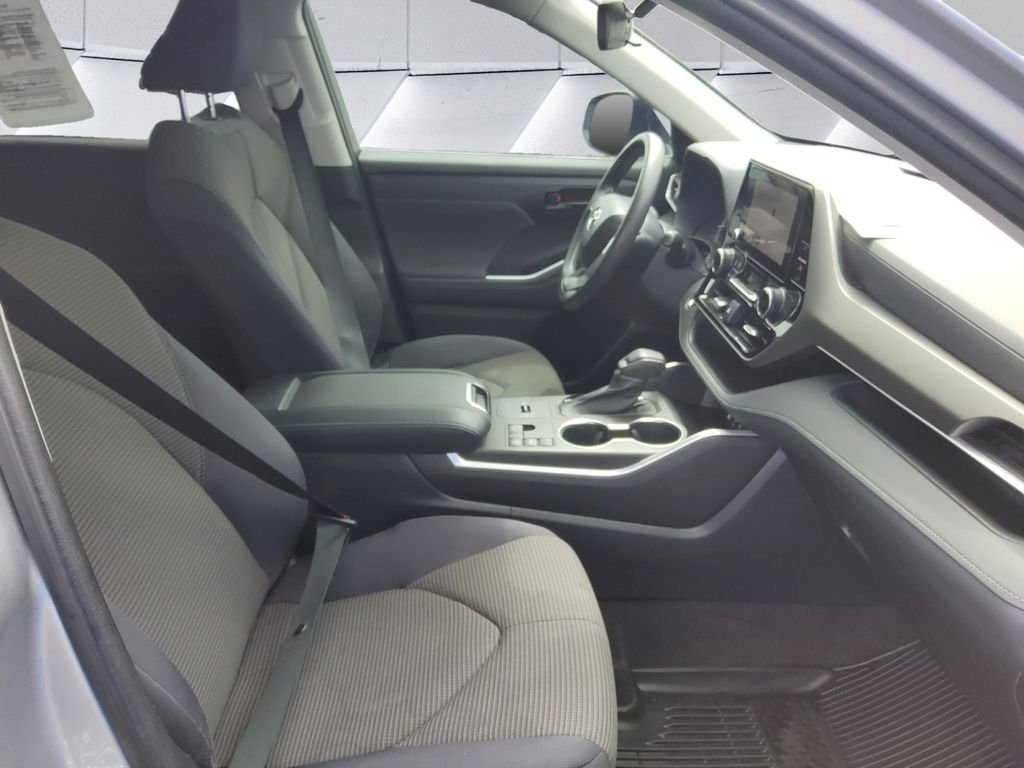 Used 2023  Toyota L image 13