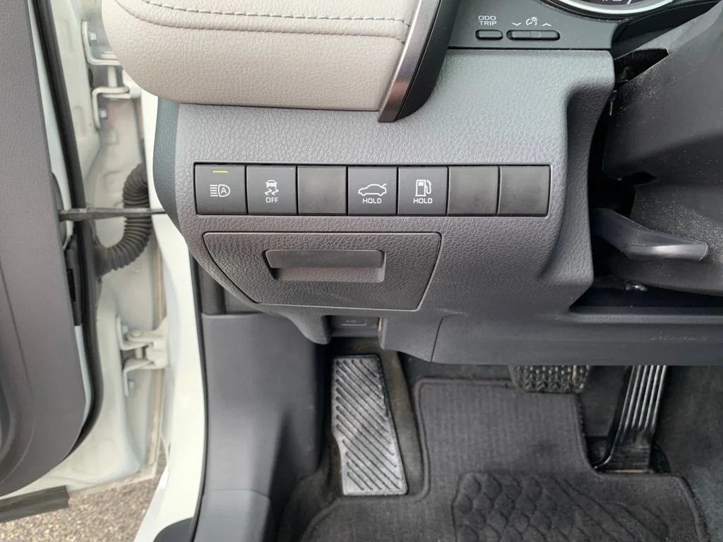 Used 2022 White Toyota LE image 31