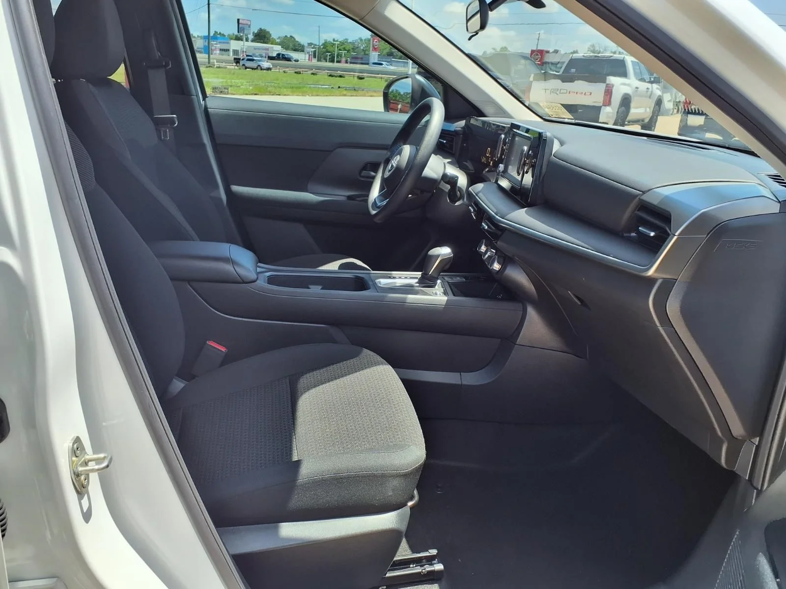 Used 2025 White Nissan S image 19